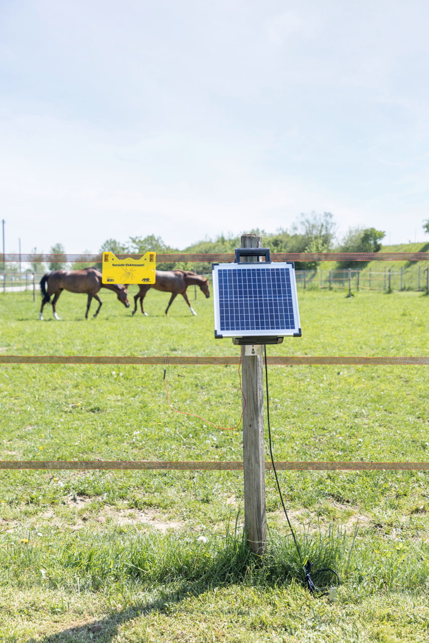 Kerbl Sun Power S 1500 Solargerät - Leistungsstarkes Solargerät für Weidezäune, ideal für Pferde- und Rinderweiden mit wenig Bewuchs.