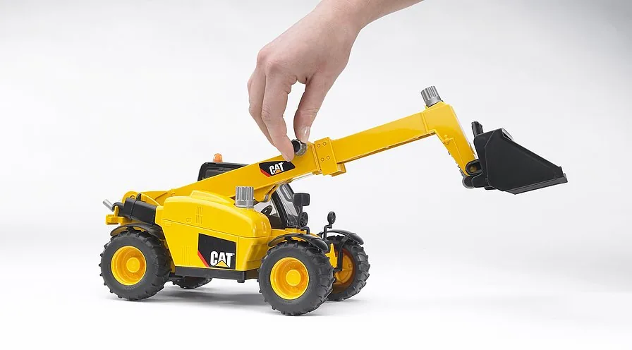 Steuerung der Vierradlenkung am Heck des Bruder Caterpillar Fahrzeugs
