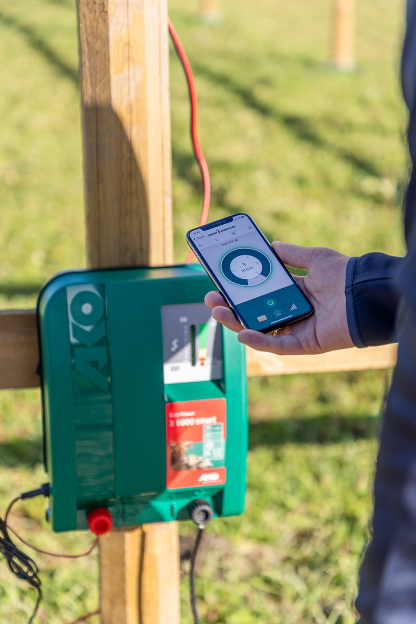 Kerbl Duo Power X 6000 smart – Effizientes und intelligentes Weidezaungerät für Landwirte und Tierhalter. Ideal für Pferde, Rinder und Schafe mit mittlerem bis starkem Bewuchs. Mit Anbindung an Cloud und App-Steuerung.