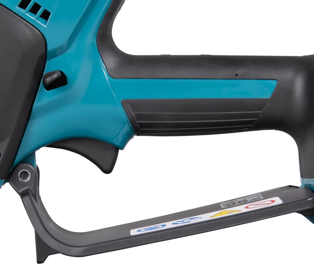 Detail des Bügelgriffs an der Makita Akku-Astsäge