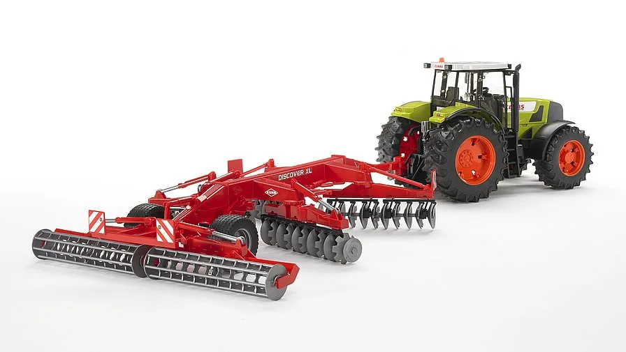 Bruder Kuhn Scheibenegge im Feldeinsatz gezogen von einem Claas Traktor (nicht enthalten)