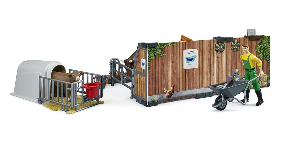 Rückansicht der bedruckten Wandelemente und des Zaunsystems beim Bruder Kuhstall