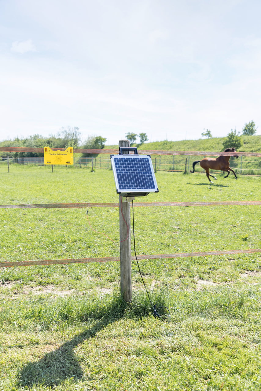 Kerbl Sun Power S 1500 Solargerät - Leistungsstarkes Solargerät für Weidezäune, ideal für Pferde- und Rinderweiden mit wenig Bewuchs.