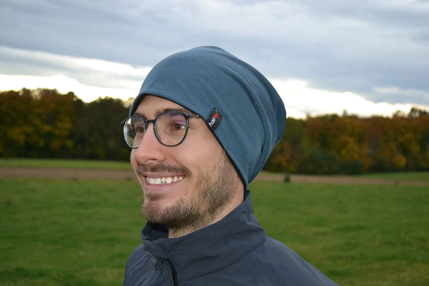 Mann im Profil mit ozeanblauem Hairtex Winter-Stall-Beanie im Herbst