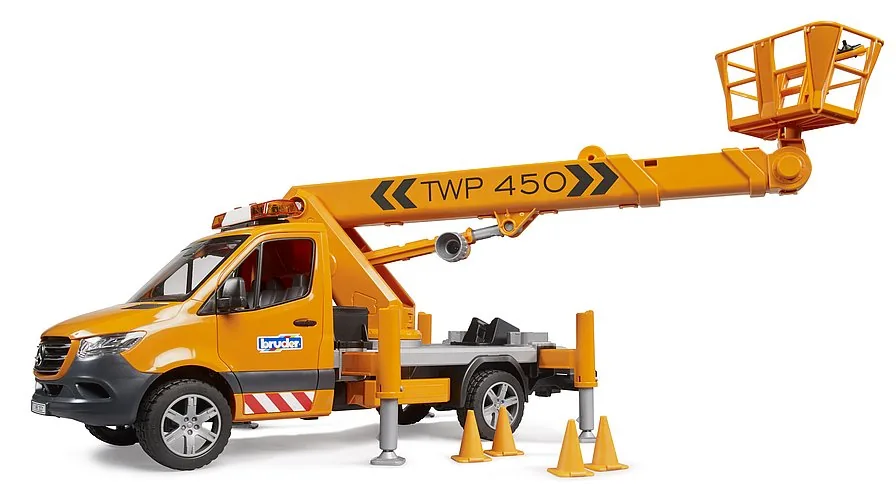 Bruder Mercedes-Benz Sprinter mit orangefarbener Arbeitsbühne TWP 450 und Pylonen, 1:16