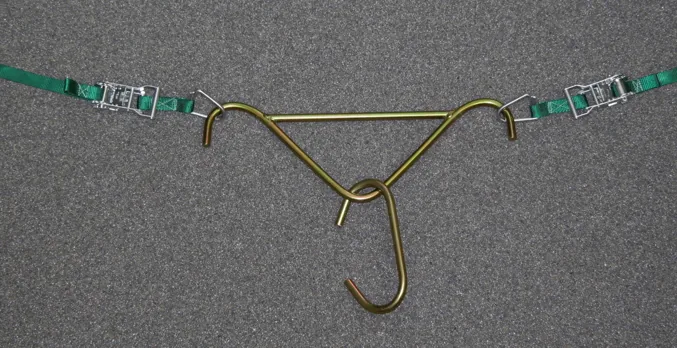 Detailaufnahme eines grünen Gurts mit Metallhaken der Kerbl Kuhhebevorrichtung
