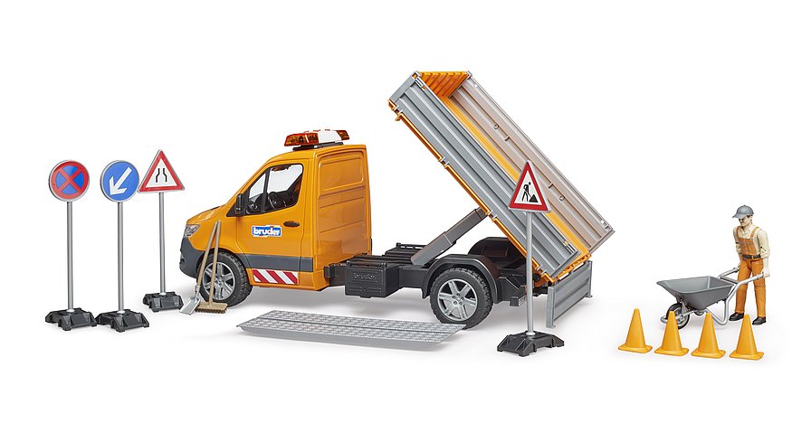 BRUDER 02677 Mercedes-Benz Sprinter Kommunalfahrzeug mit Light & Sound Modul, Fahrer und Zubehör – Vielseitiges Spielzeug für kleine Bauarbeiter