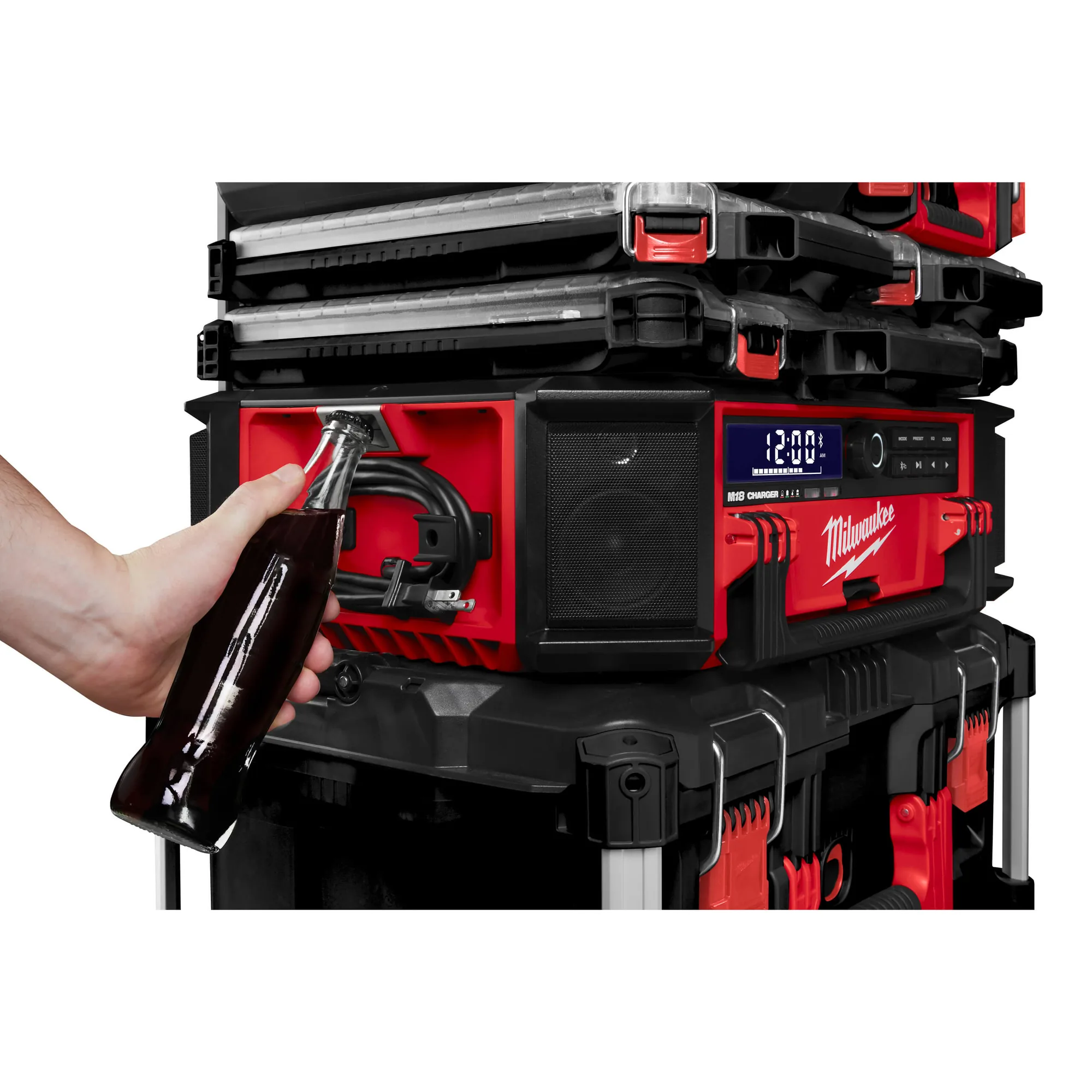 Milwaukee M18 PRCDAB Radio auf einem PackOut-Stapel an der Werkbank