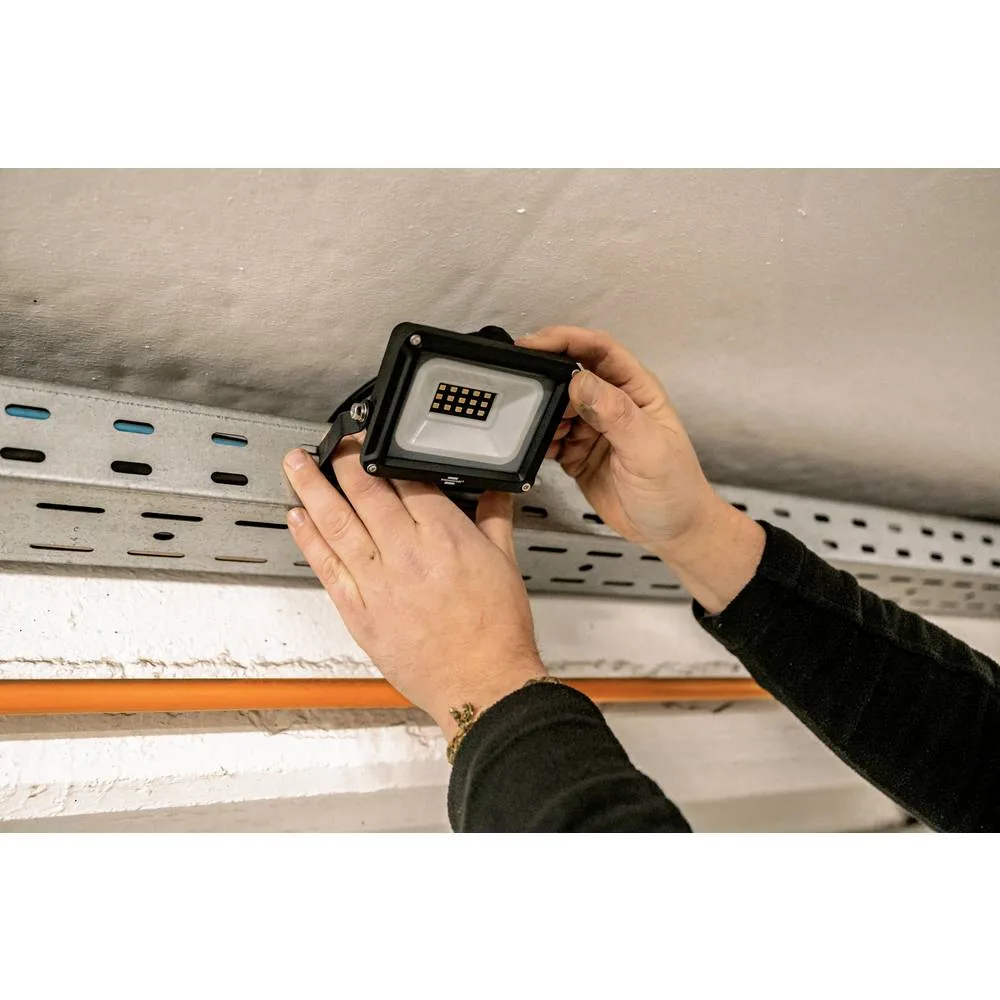 Brennenstuhl JARO 1060 LED-Außenstrahler wird an einem Kabelträger unter der Decke montiert