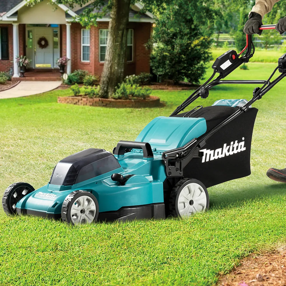Makita DLM481Z Akku-Rasenmäher im Einsatz auf einem Rasen vor einem Haus