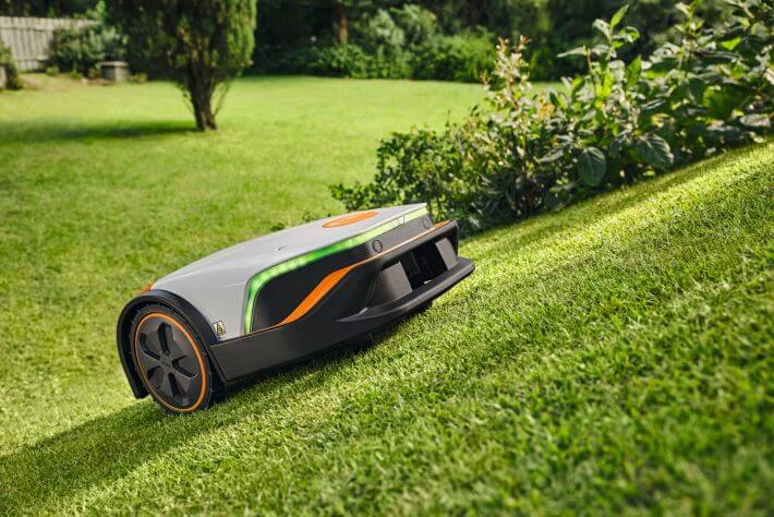 STIHL iMOW 6 Mähroboter beim Mähen an einem Hang
