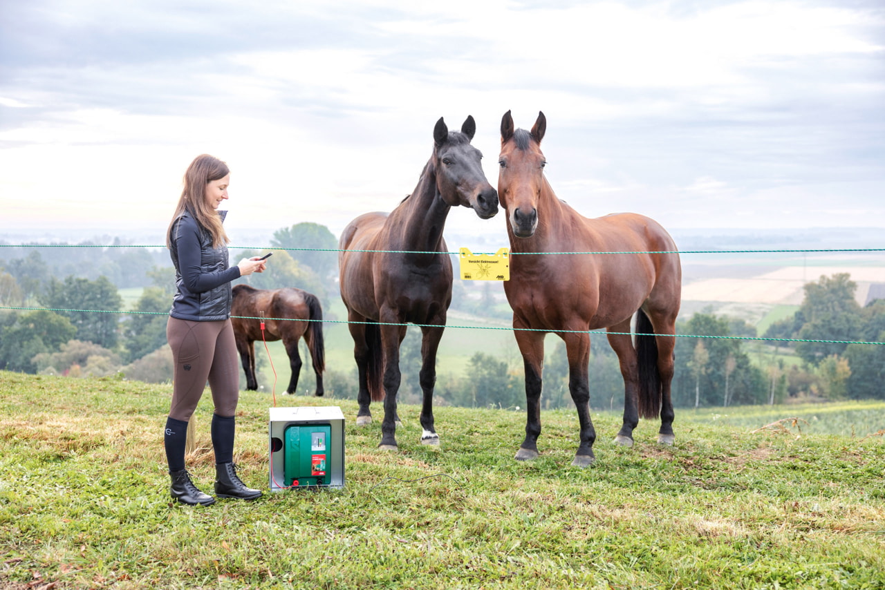 Kerbl Duo Power X 6000 smart – Effizientes und intelligentes Weidezaungerät für Landwirte und Tierhalter. Ideal für Pferde, Rinder und Schafe mit mittlerem bis starkem Bewuchs. Mit Anbindung an Cloud und App-Steuerung.