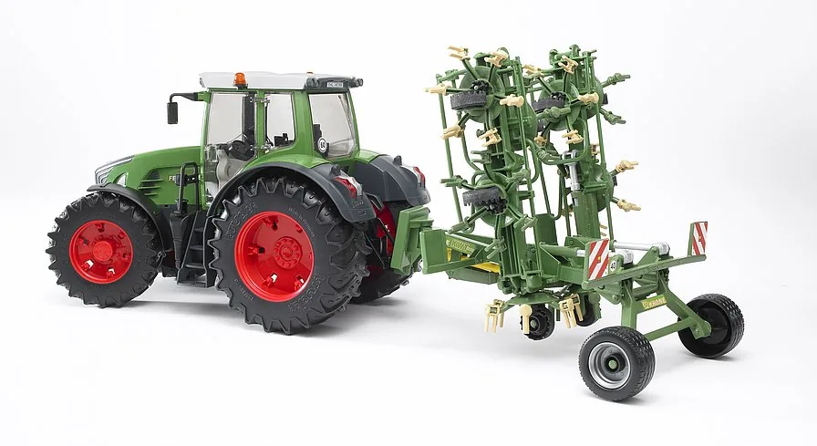 Bruder Heuwender im Gespann angehängt an einen Fendt Traktor (Traktor nicht enthalten)