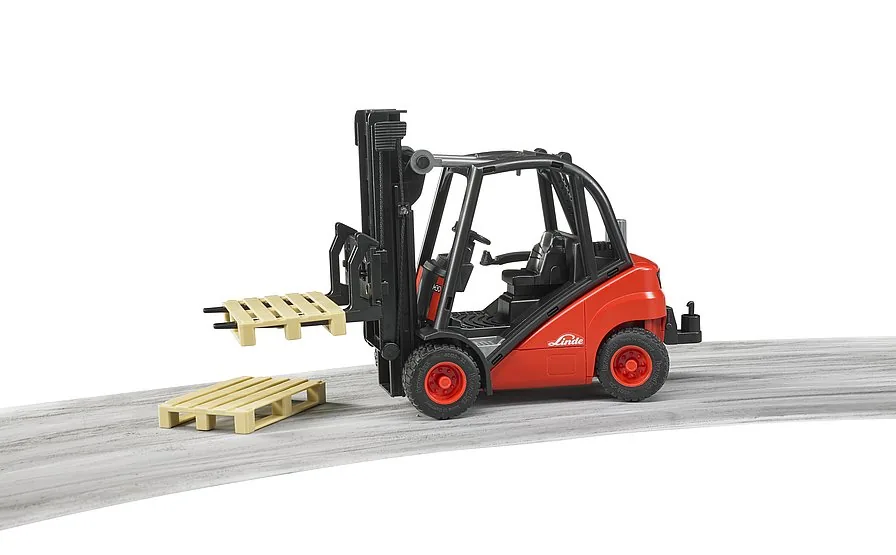 Linde Gabelstapler im Einsatz: Transport einer Palette mit verstellbaren Gabelzinken