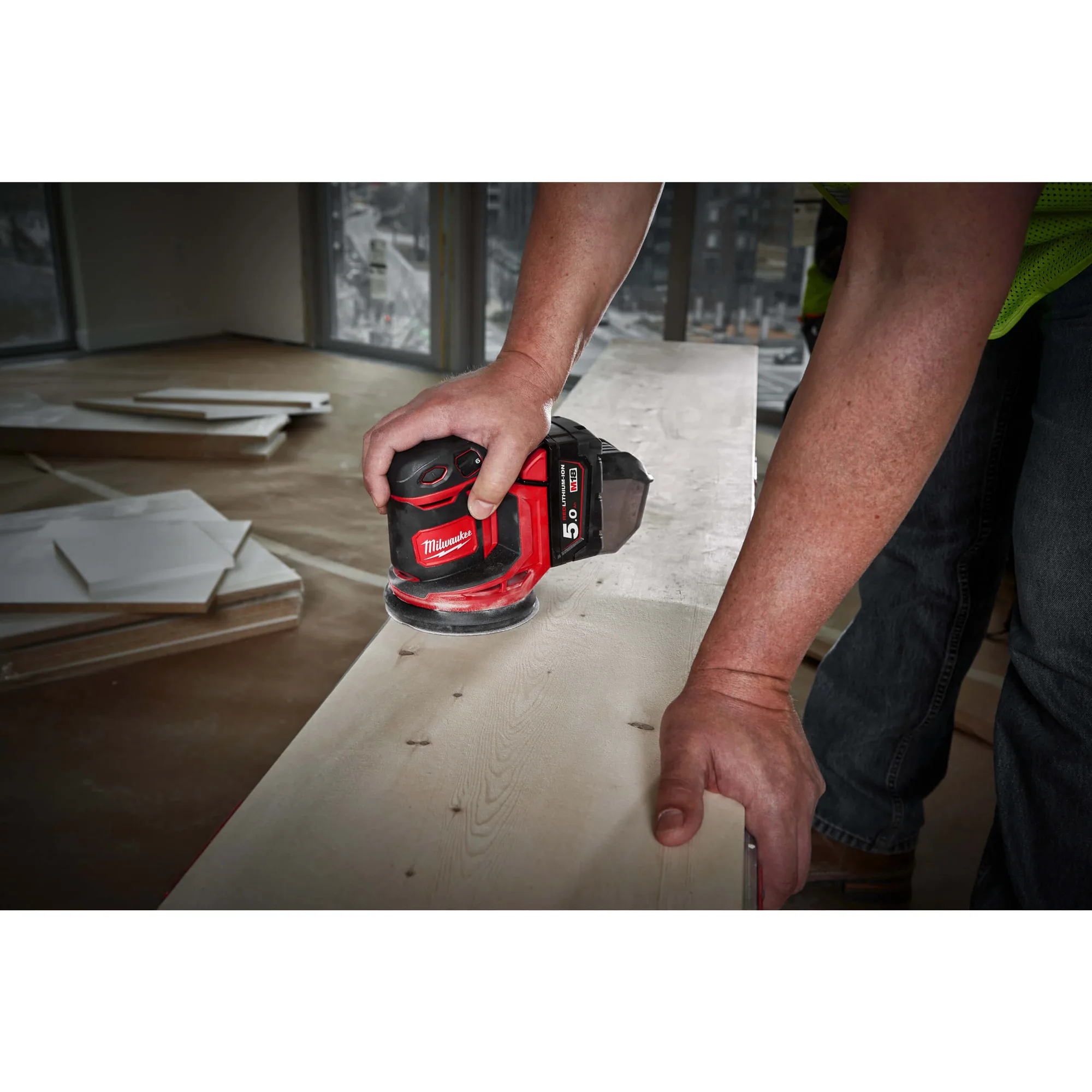 Milwaukee M18 BOS125 Exzenterschleifer im Schleifeinsatz, andere Ansicht