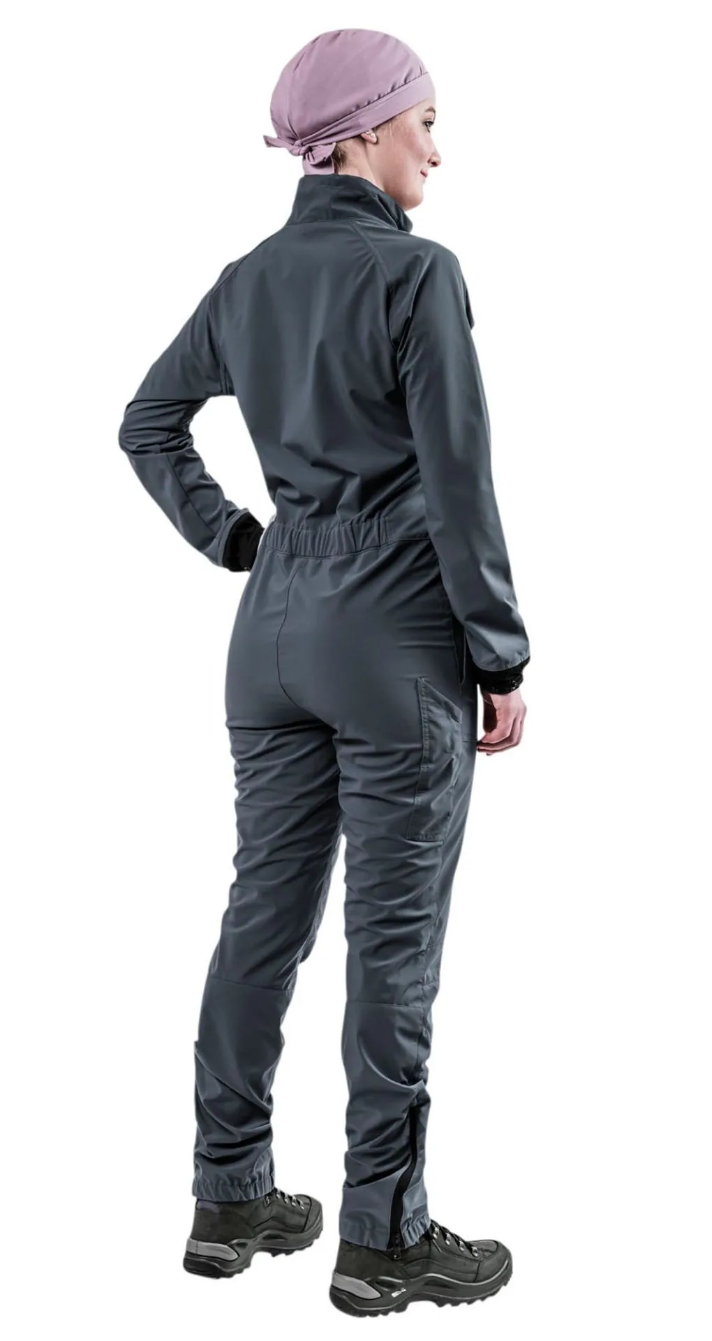 Frau im anthrazitfarbenen Hairtex Damen-Overall von hinten