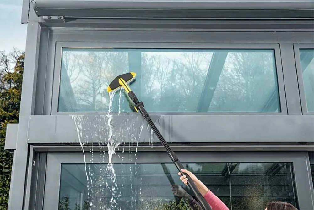 Kärcher Strahlrohrverlängerung 2.643-240.0 reinigt ein Fenster im Obergeschoss