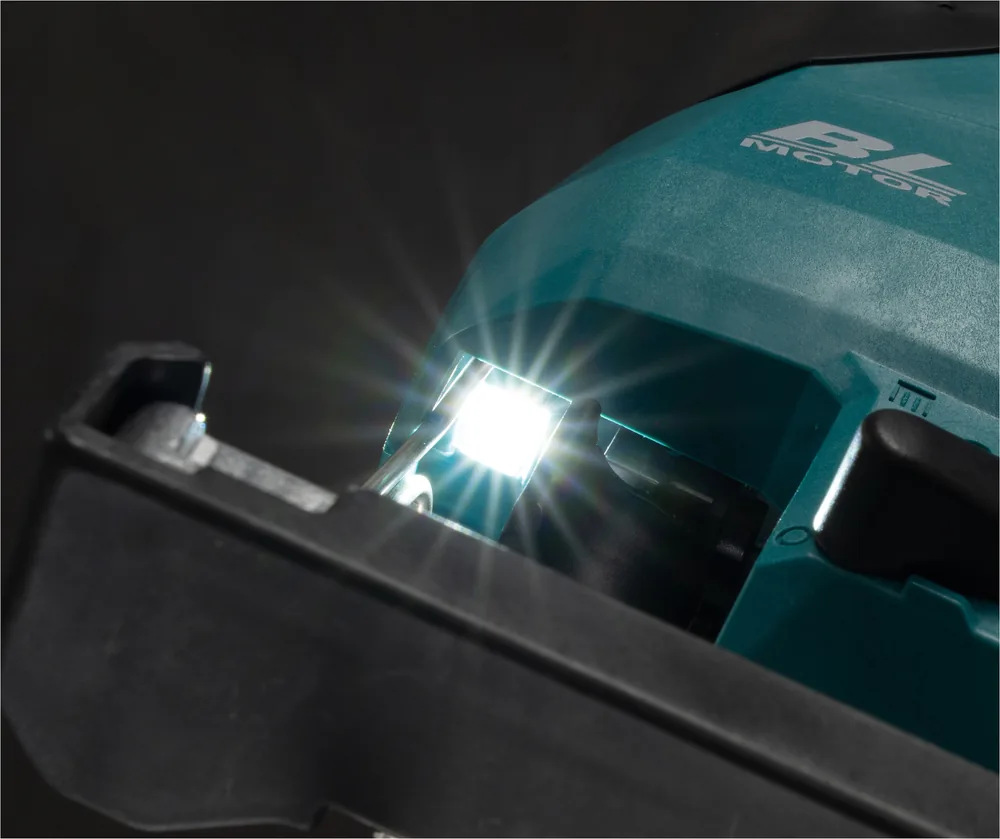 Makita DJV184Z Akku-Pendelhubstichsäge mit eingeschalteter LED-Leuchte vor dunklem Hintergrund