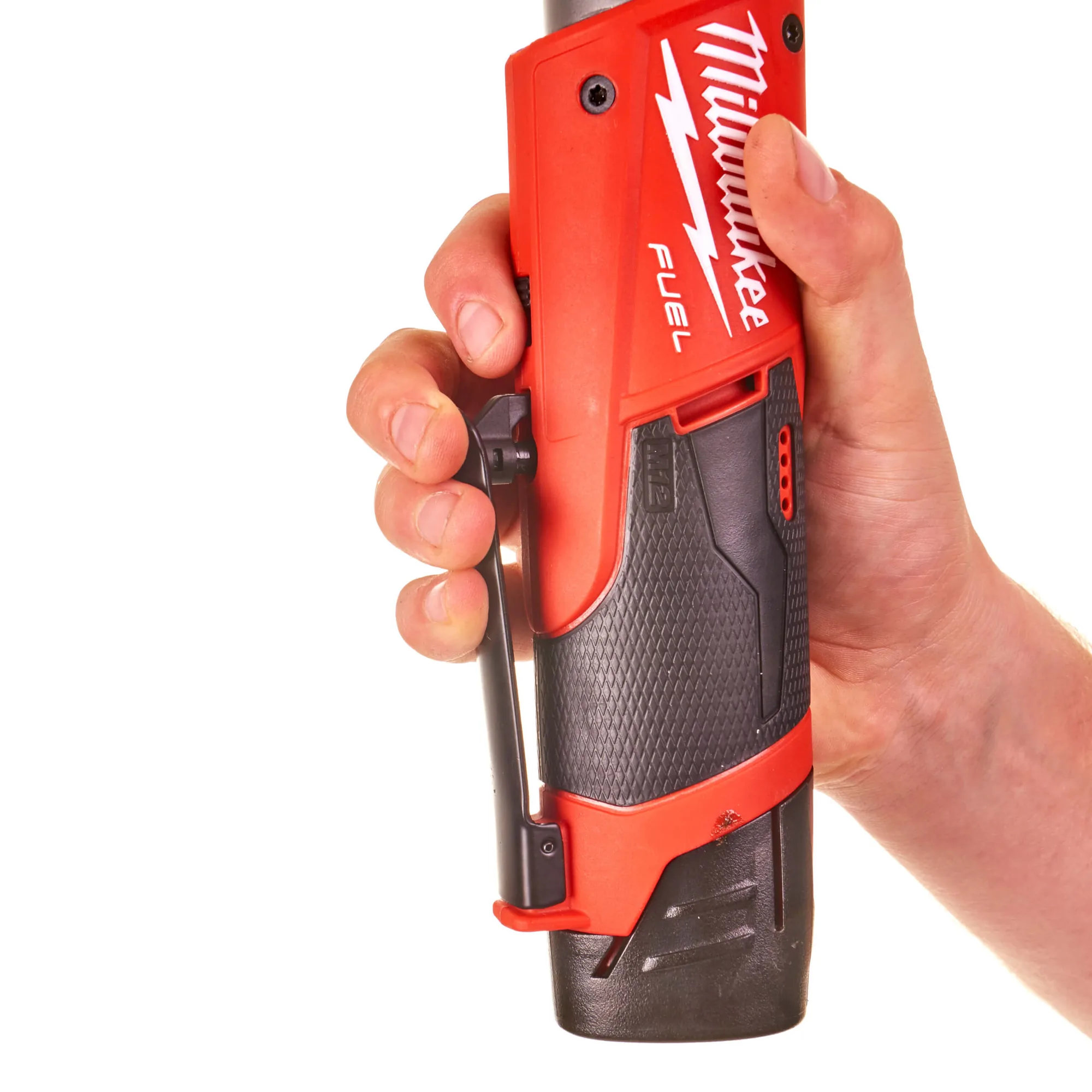 Milwaukee M12 FIR12 FUEL Akku-Ratsche in der Hand gehalten