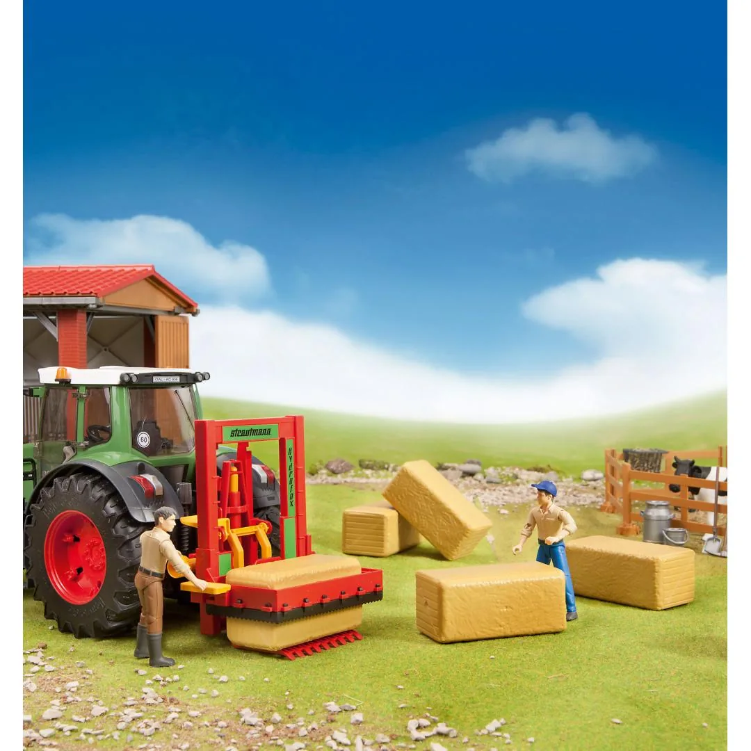 Bruder 02342 Spielszene mit Traktor, Ballengabel und gelben Quaderballen