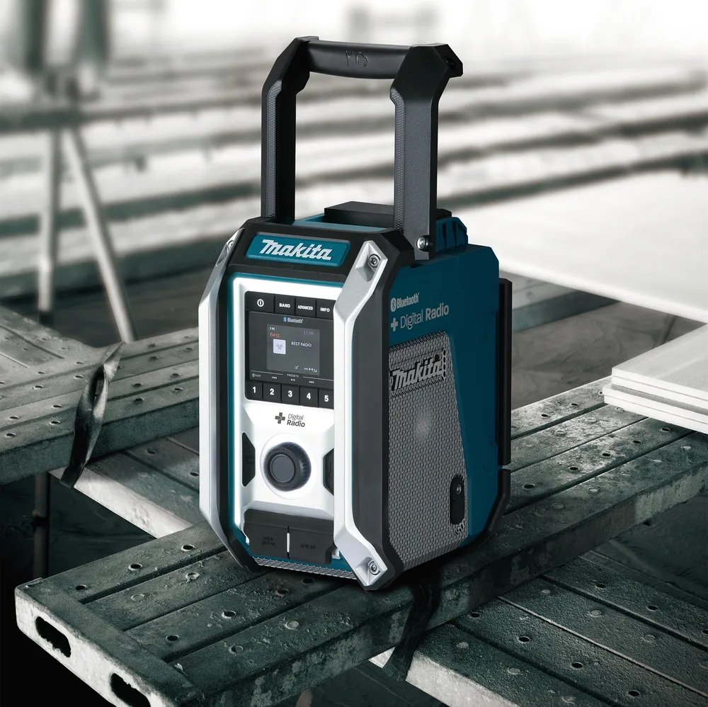 Makita DMR115 Akku-Baustellenradio auf einer Baustelle