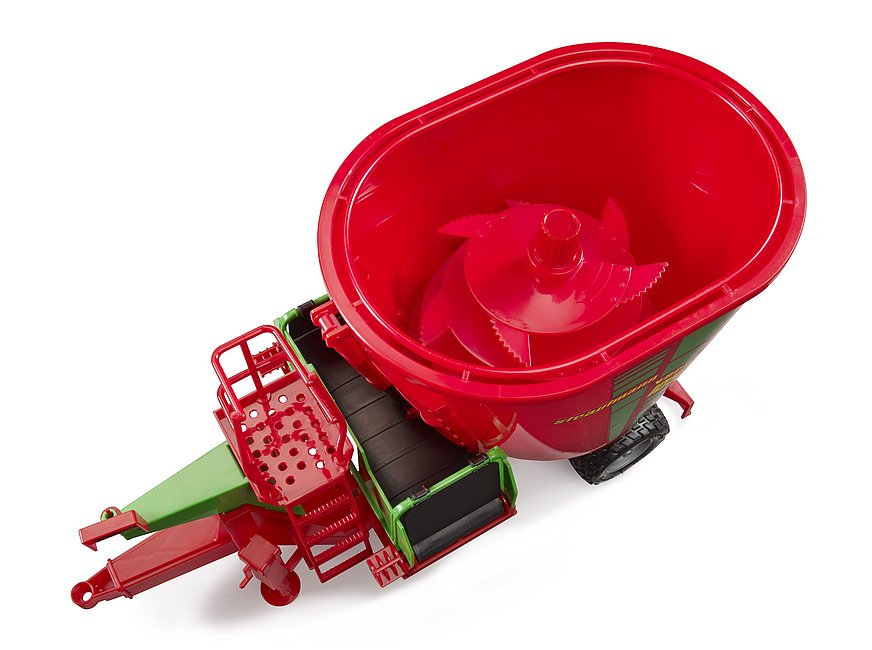 Blick in den Mischbehälter auf das rotierende Kunststoff-Messerwerk des Strautmann Wagens