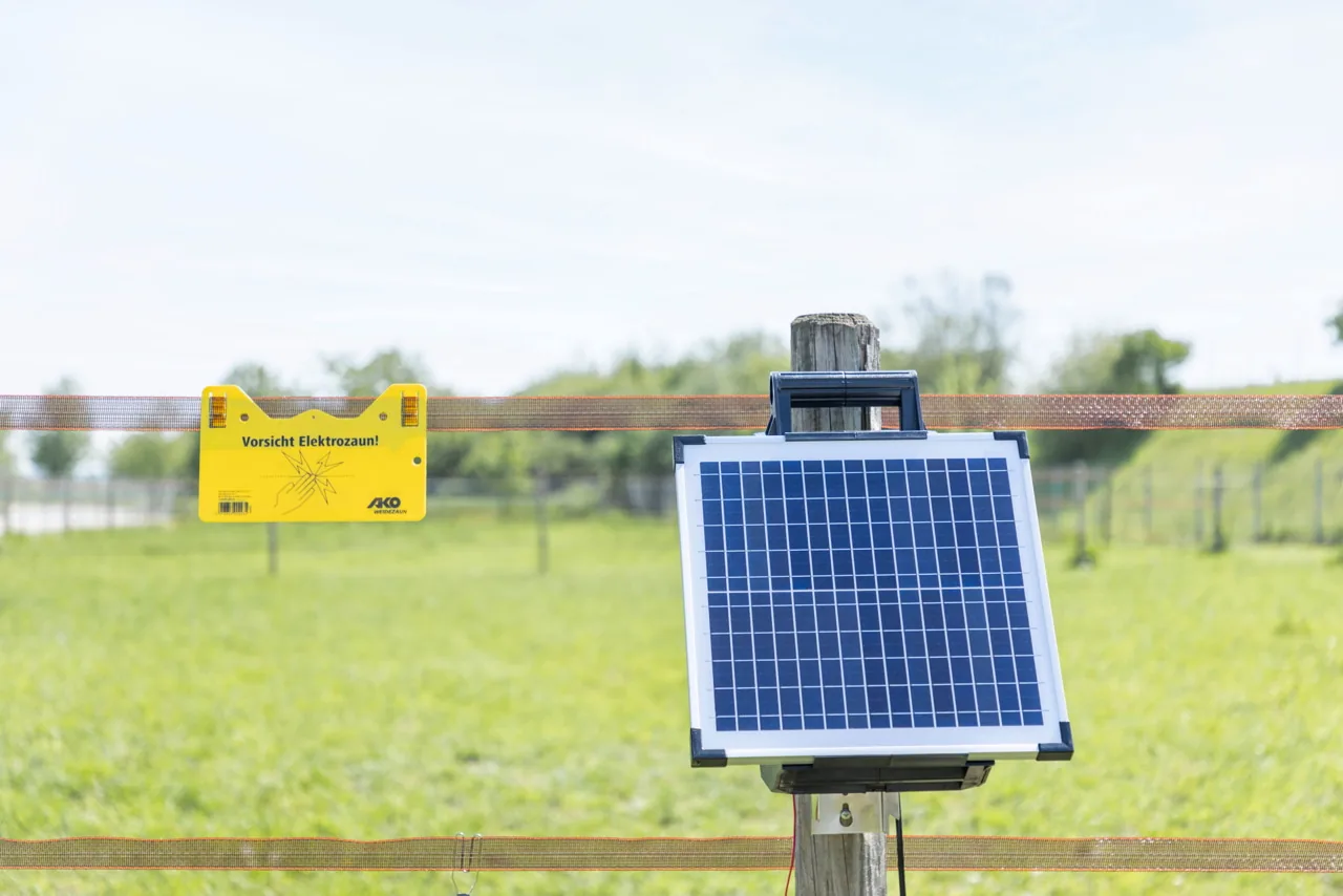 Kerbl Sun Power S 1500 Solarmodul auf Pfosten mit Warnschild „Vorsicht Elektrozaun“
