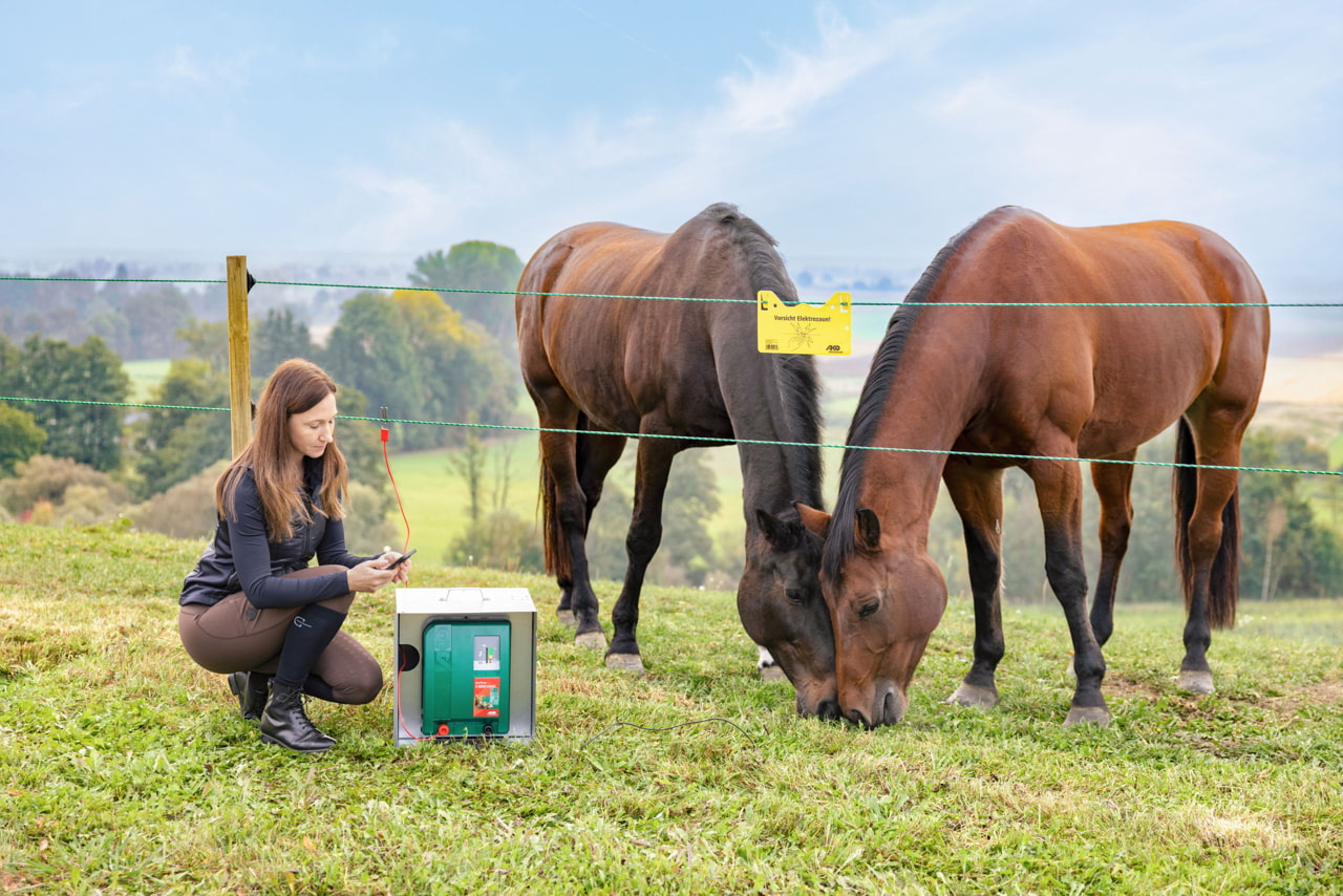 Kerbl Duo Power X 6000 smart – Effizientes und intelligentes Weidezaungerät für Landwirte und Tierhalter. Ideal für Pferde, Rinder und Schafe mit mittlerem bis starkem Bewuchs. Mit Anbindung an Cloud und App-Steuerung.