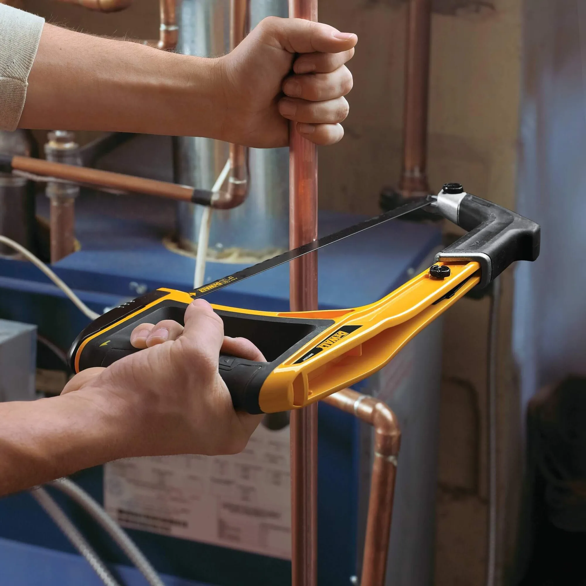 DeWalt DWHT0-20547 5-in-1-Bügelsäge im Einsatz beim Trennen eines Kupferrohrs
