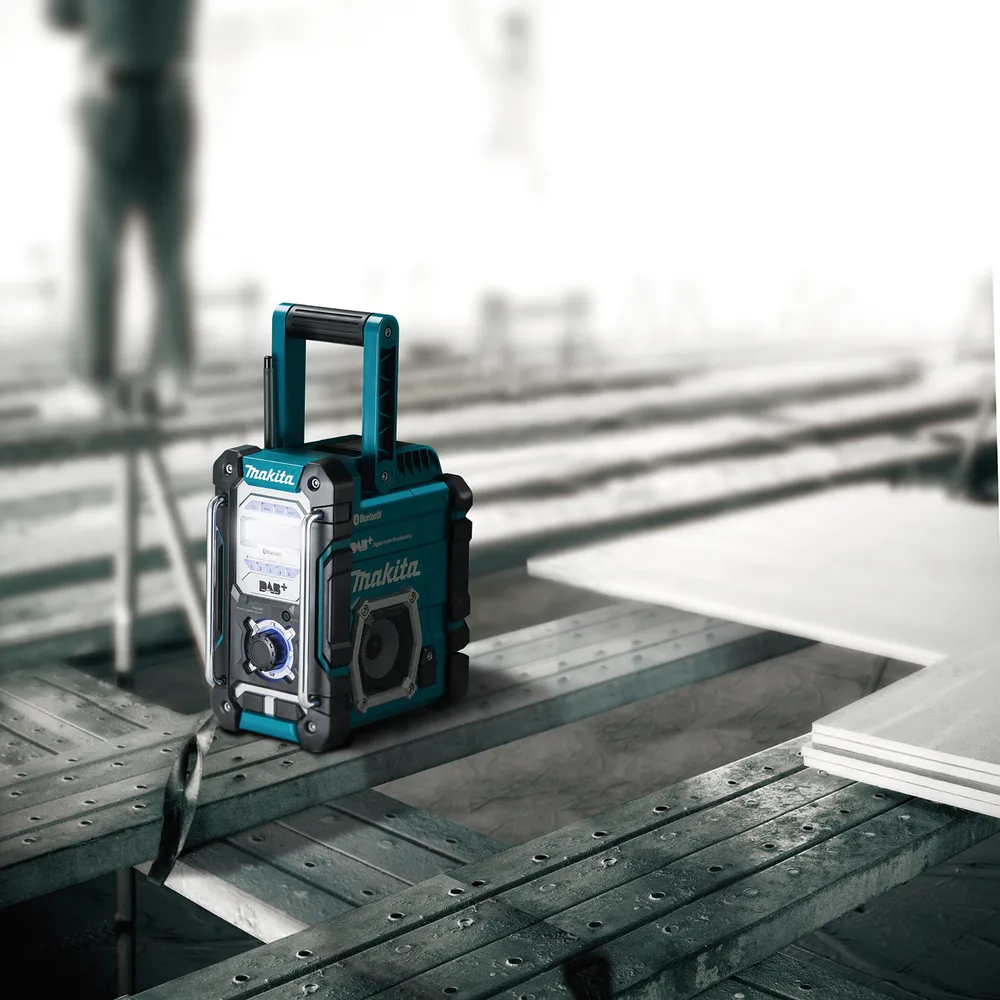 Makita DMR112 Akku-Baustellenradio im Einsatz auf einer Baustelle