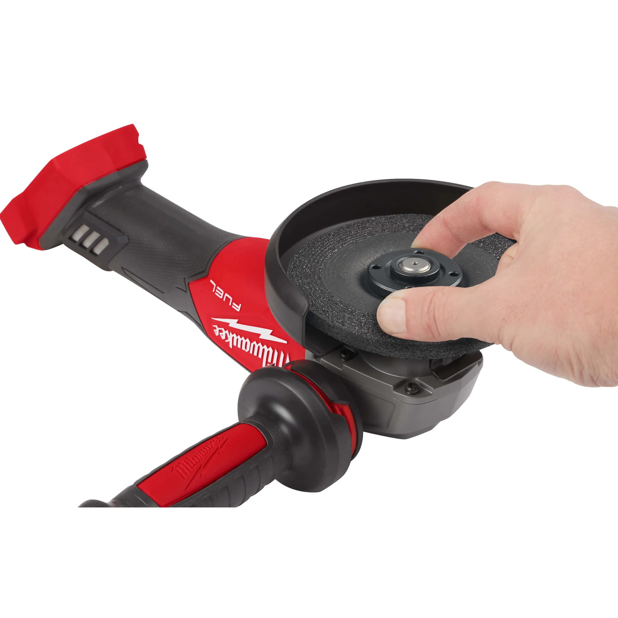 Hand montiert die Trennscheibe am Milwaukee M18 FUEL FSAG125X Winkelschleifer