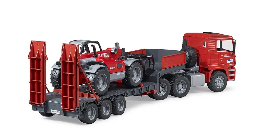 Heckansicht des BRUDER Tiefladers beim Transport des Manitou Teleskopladers