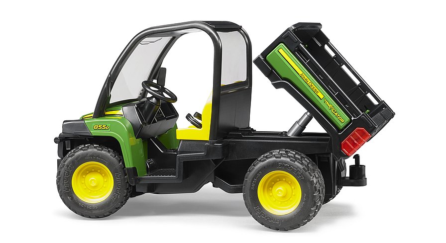 Funktionsansicht: Die kippbare Ladefläche des John Deere Gators beim Entladen