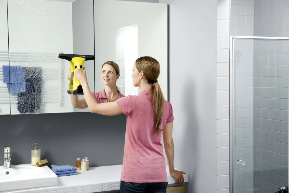 Kärcher WV 2 Plus N Akku-Fensterreiniger bei der streifenfreien Reinigung einer Fensterscheibe