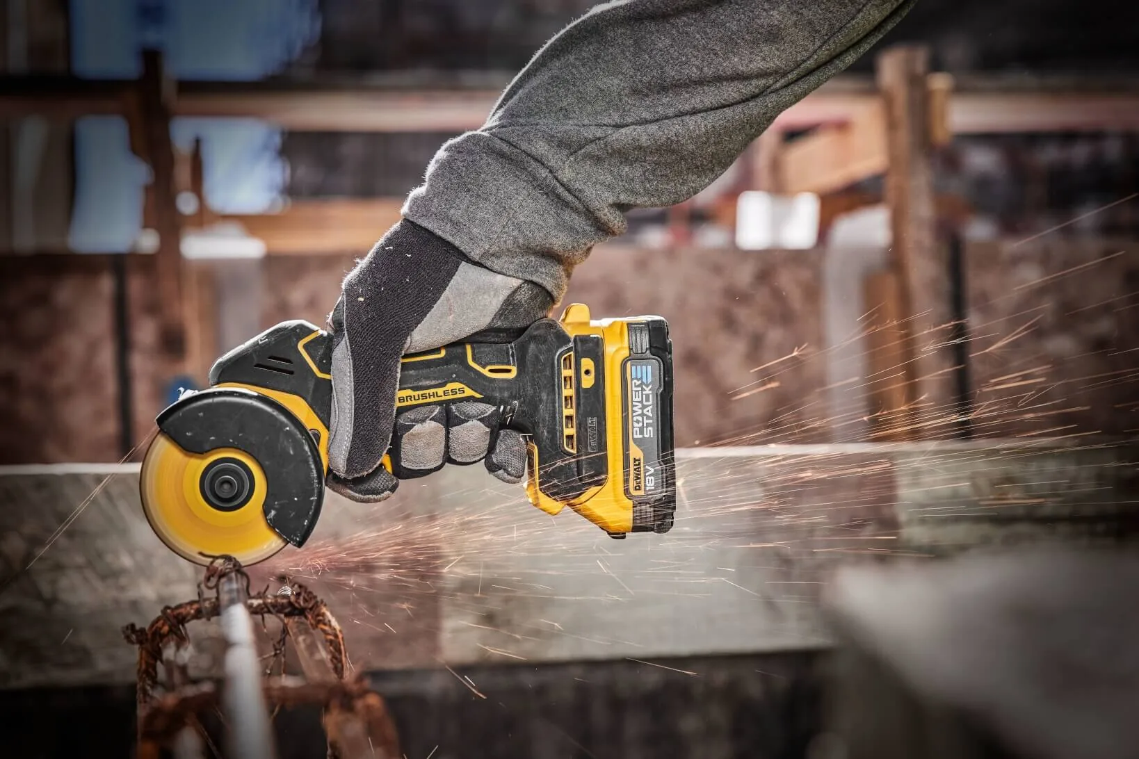 DeWalt DCS438N Akku-Trennschleifer im Einsatz mit Funkenflug, Detail