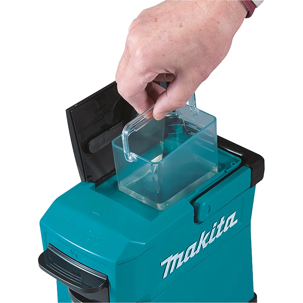 Einsetzen des Wassertanks in die Makita DCM501Z Akku-Kaffeemaschine