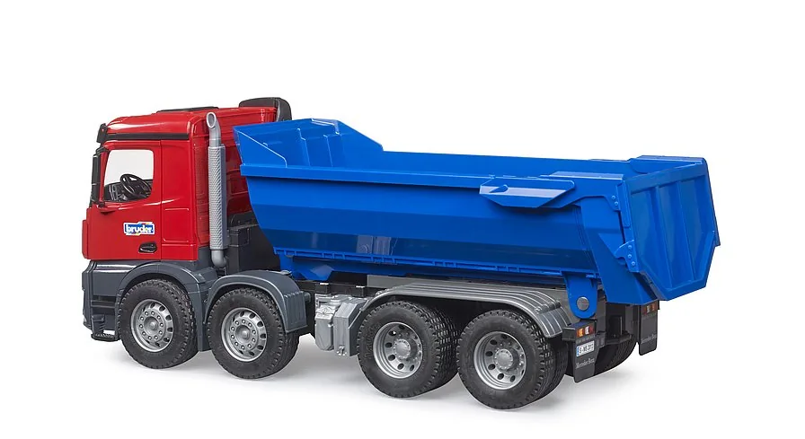 Rückansicht des 4-Achser Baustellen-LKW mit robuster Halfpipe-Mulde für schwere Lasten