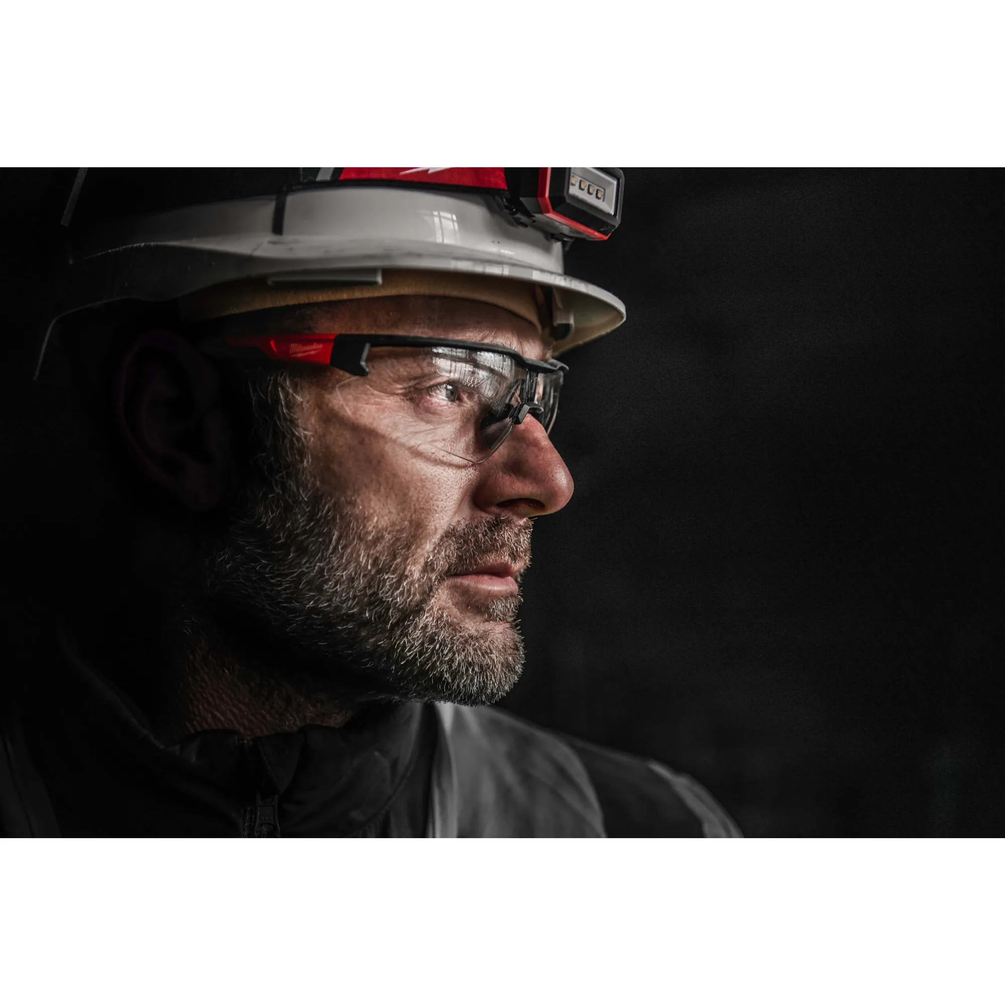 Mann im Profil mit Helm und Milwaukee Schutzbrille