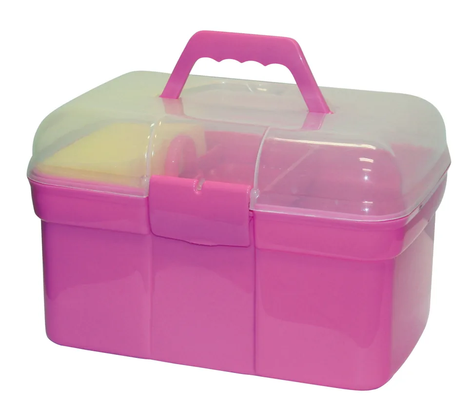 Pinke Putzbox aus Kunststoff mit Pflegezubehör und Klappdeckel, freigestellt