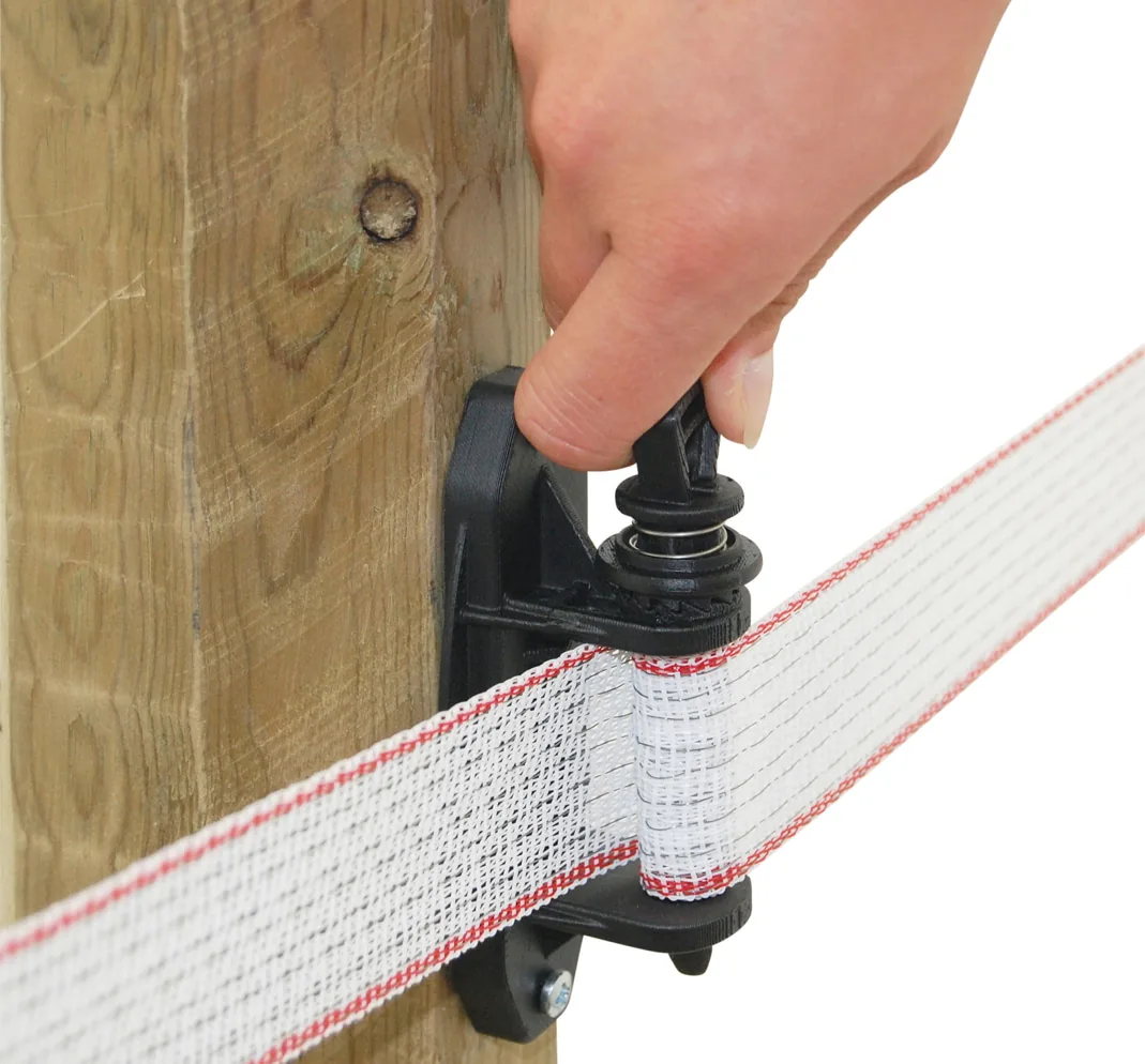 Hand am Kerbl Premium Multi Spannisolator mit Zaunband, andere Spannphase