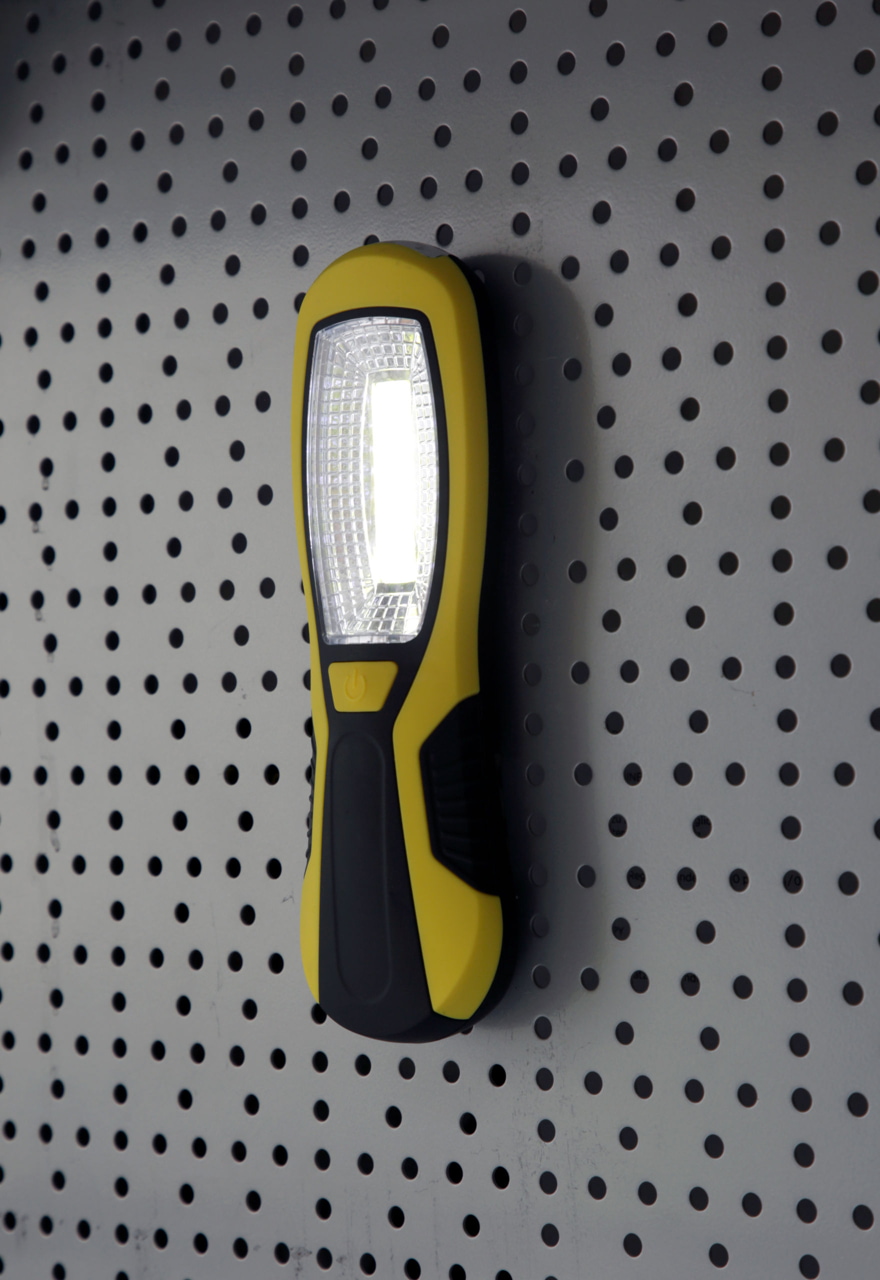 Kerbl LED-Arbeitsleuchte WorkFire - Robuste 3 Watt COB-LED für Landwirte und Tierhalter, ideal für Stallbeleuchtung und Außenarbeiten mit Taschenlampenfunktion und 360° Haken. Inklusive Batterien.