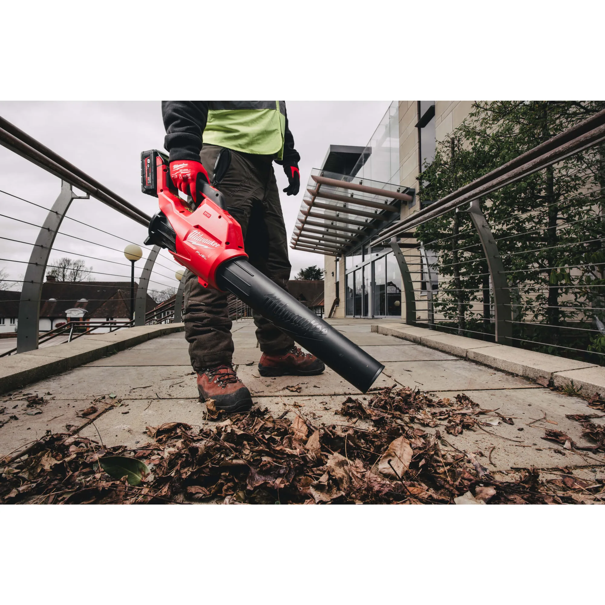 Milwaukee M18 FBL-0 Akku-Laubbläser im Einsatz auf einem Weg