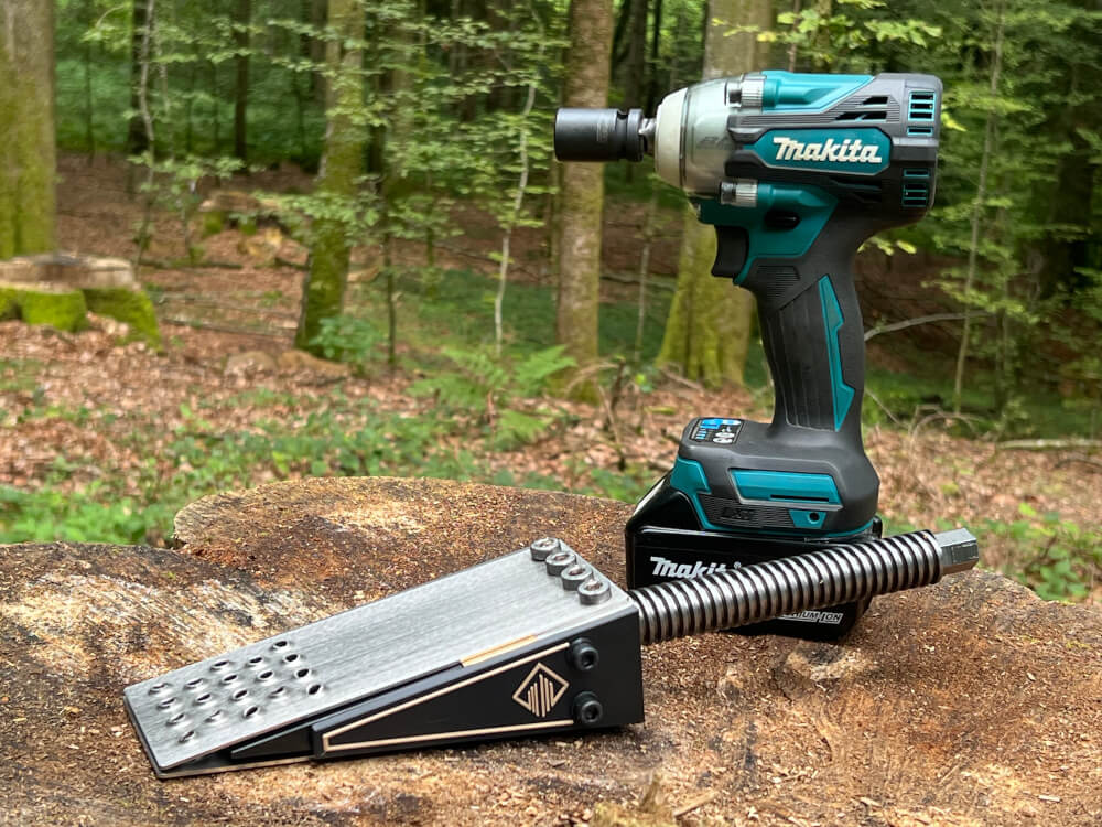 H&G Spindelkeil X4024 im Einsatz am Baumstamm mit Akku-Schlagschrauber