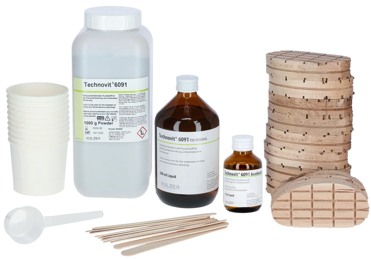 Technovit Klauenpflegeset 16122: Pulverflasche, Flüssigkeit, Becher, Holzklötze und Rührstäbe, Freisteller