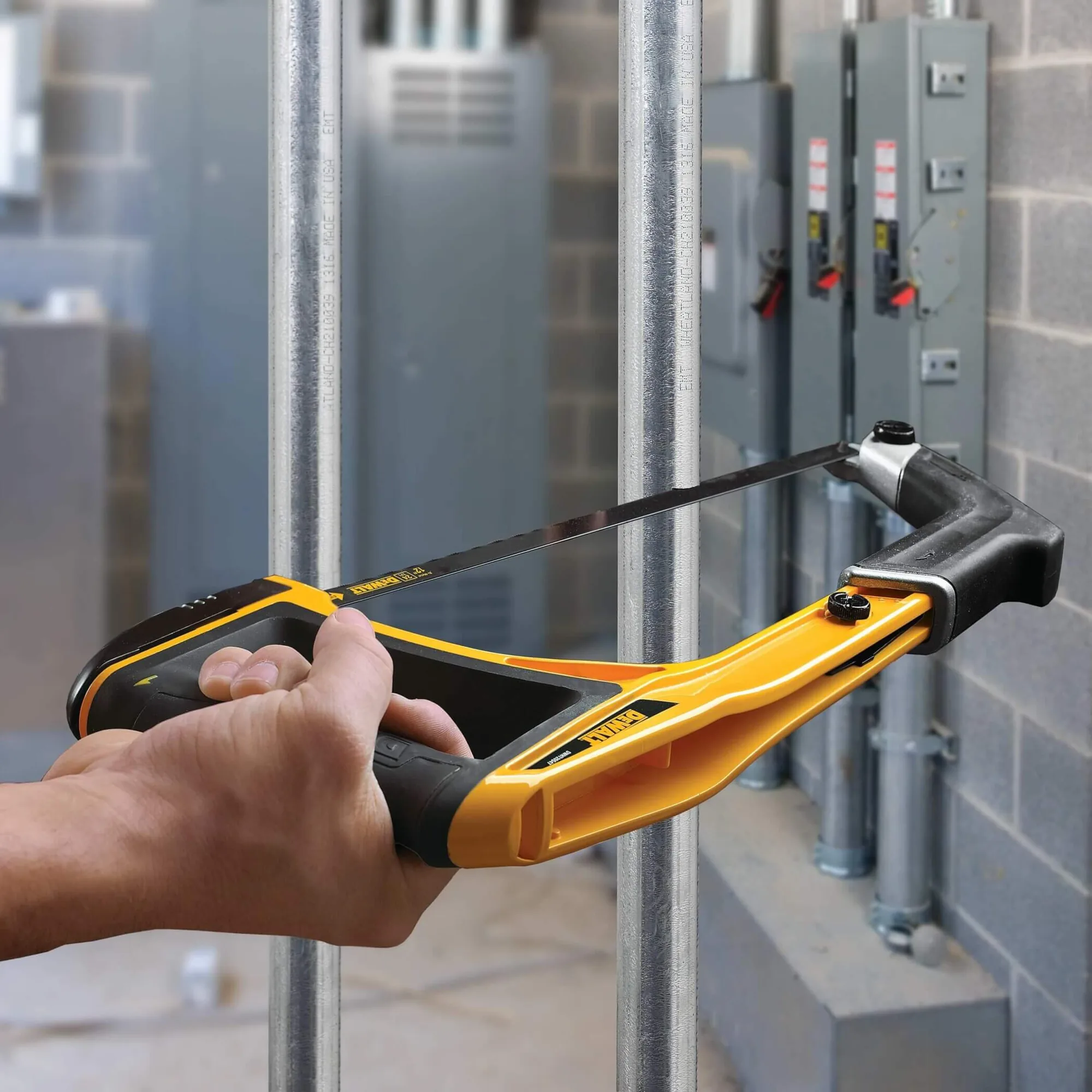 DeWalt DWHT0-20547 5-in-1-Bügelsäge im Einsatz am Metall vor einem Zählerschrank