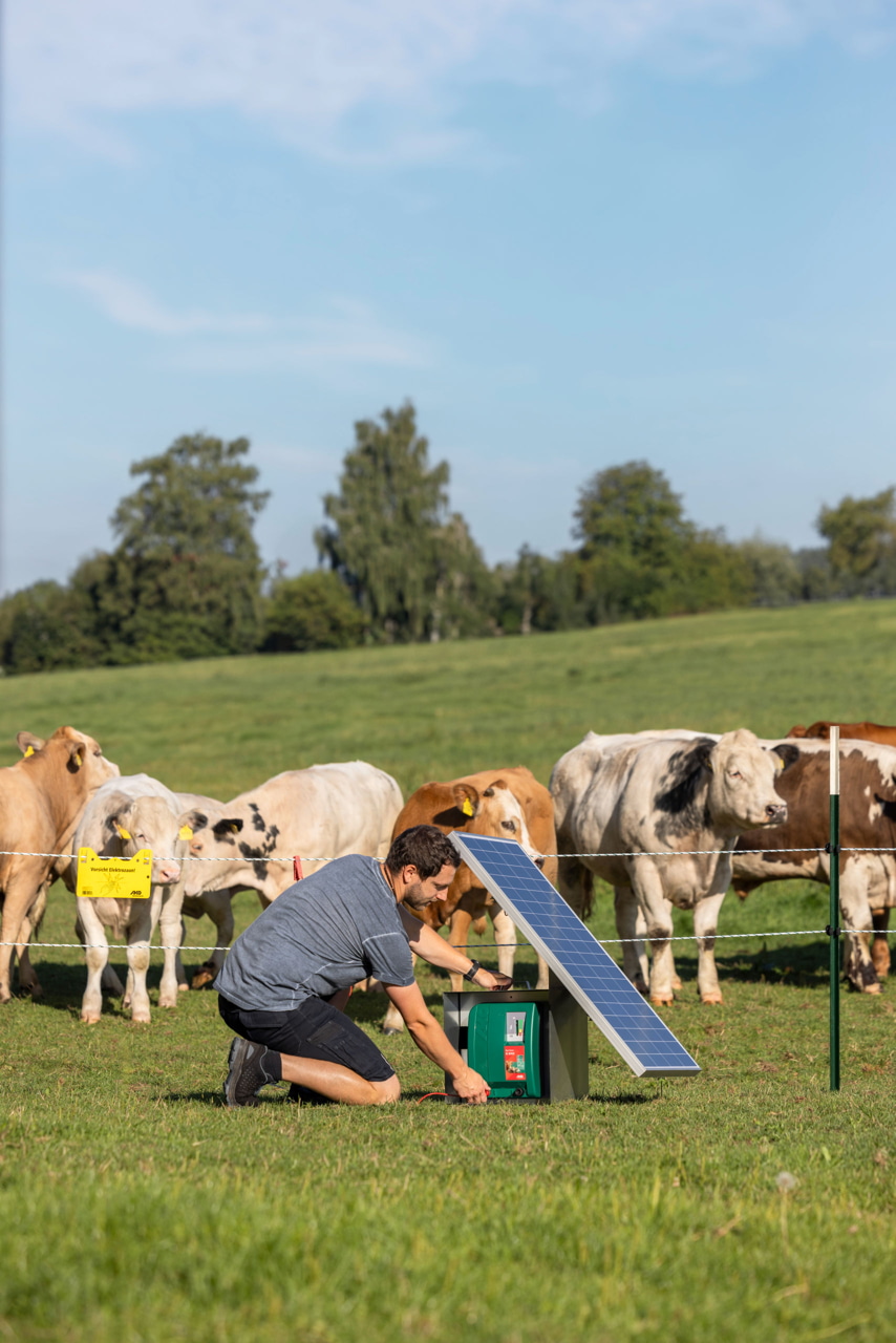 AKO Duo Power Xi 8000 Weidezaungerät von Kerbl - Leistungsstarkes und flexibles Zaungerät für Landwirte und Tierhalter, ideal für die extensive Weideüberwachung von Pferden, Bullen und Schafen sowie zur Wildschwein- und Wolfsabwehr.