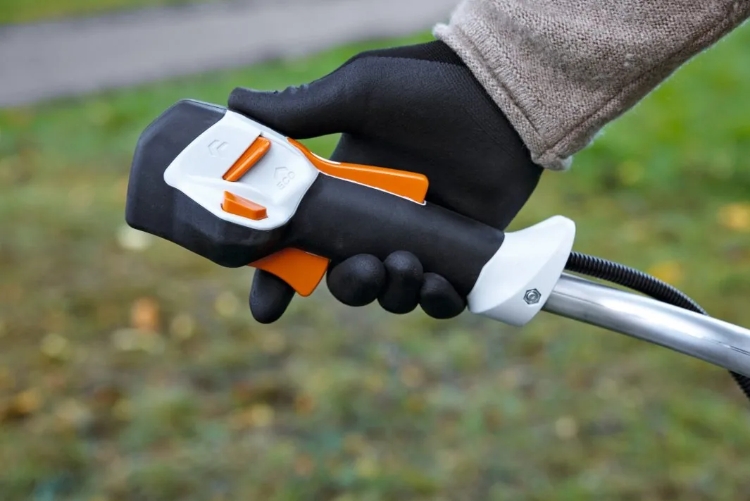 STIHL FSA 120 Akku-Motorsense, Detail des Bedien-Handgriffs