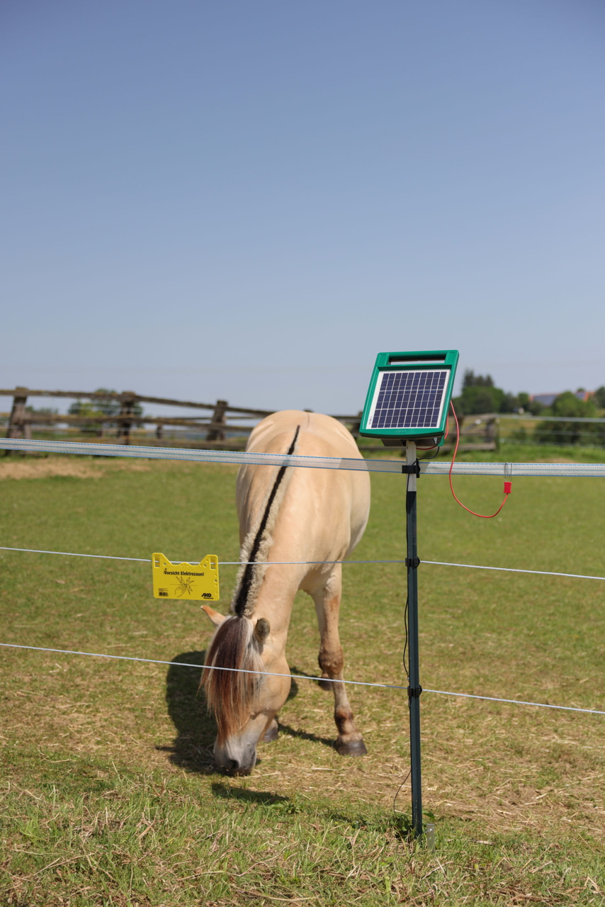 Effizientes Solargerät für Weidezäune - AKO SunPower S1000: Zuverlässige Tierbegrenzung für Landwirte und Tierhalter