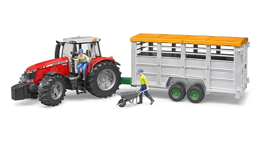 Bruder Viehanhänger im Einsatz am Traktor auf dem Bauernhof mit Figur und Schubkarre