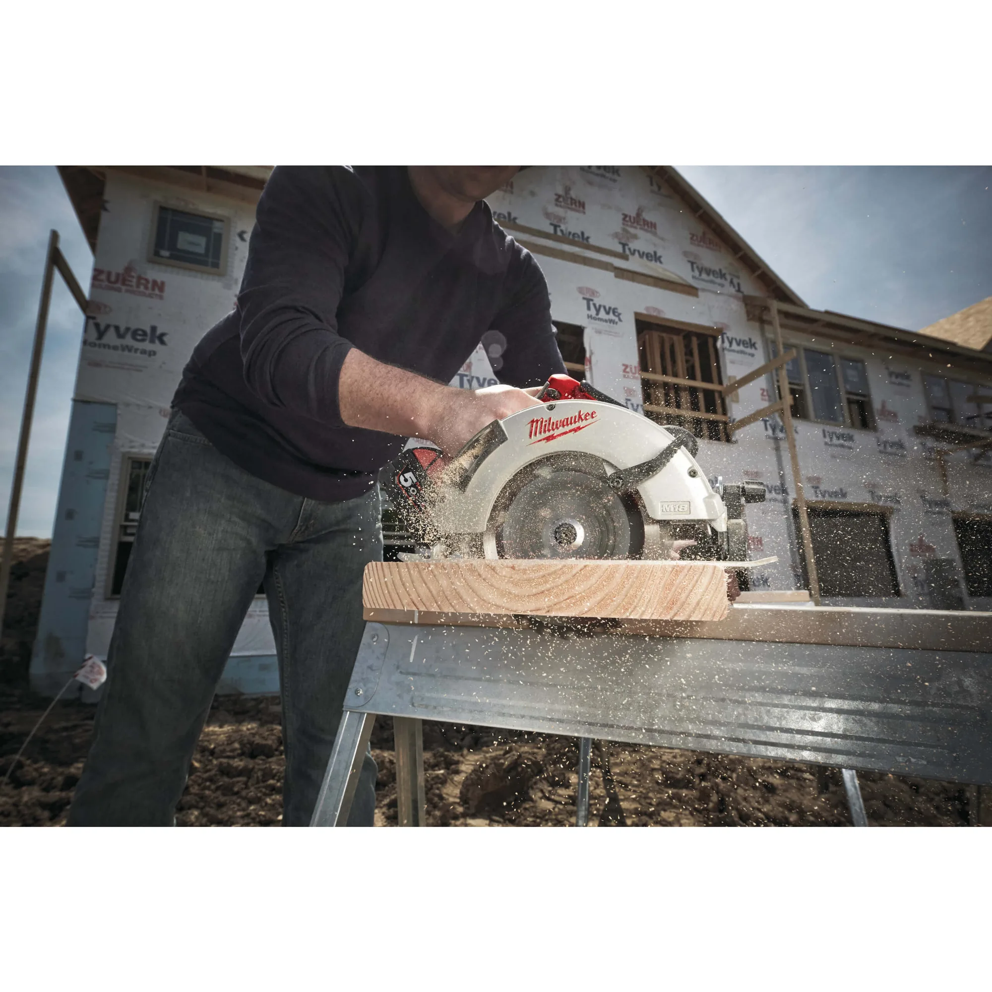 Milwaukee M18 BLCS66 Handkreissäge beim Sägen von Bauholz